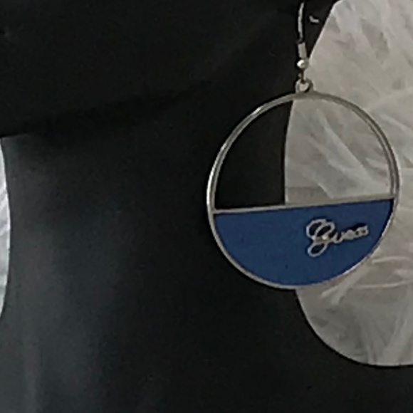 NWT Guess Silver Tone Hoop Earrings With Silver Cursive Logo On Blue Background - Picture 9 of 11